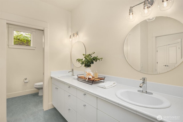 506 13th Ave W, Kirkland, WA 98033 - full bath with double vanity, toilet, baseboards, and a sink