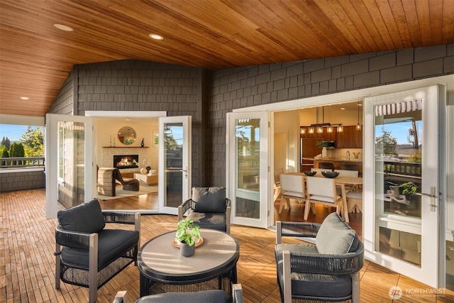 506 13th Ave W, Kirkland, WA 98033 - sunroom / solarium with vaulted ceiling