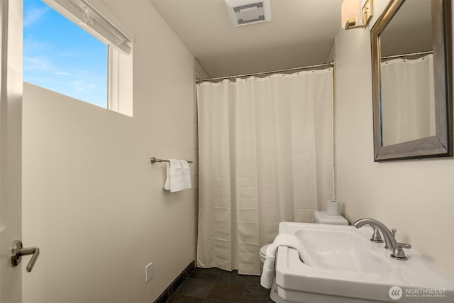 506 13th Ave W, Kirkland, WA 98033 - full bathroom featuring toilet, stone finish flooring, a sink, and curtained shower