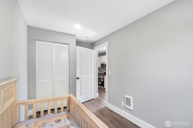 245 Stowell Rd, Salkum, WA 98570 - bedroom featuring visible vents, wood finished floors, baseboards, a closet, and recessed lighting