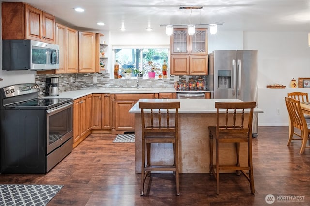3515 W Tapps Dr E, Lake Tapps, WA 98391 - kitchen with stainless steel appliances, tasteful backsplash, a sink, and a kitchen bar