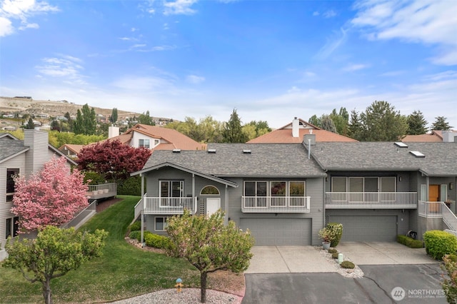 351 19th St NE Unit 10, East Wenatchee, WA 98802 - view of front of home featuring roof with shingles, a garage, a front yard, a balcony, and driveway