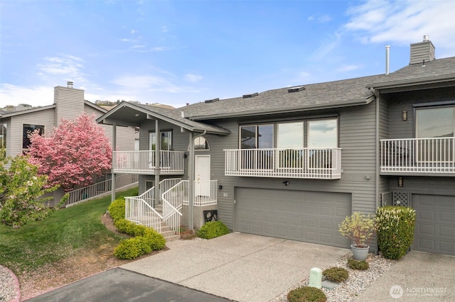 351 19th St NE Unit 10, East Wenatchee, WA 98802 - view of front facade featuring roof with shingles, an attached garage, and driveway