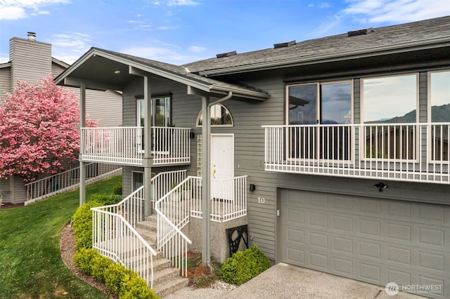 351 19th St NE Unit 10, East Wenatchee, WA 98802 - view of front of house featuring a garage, a front lawn, and a balcony