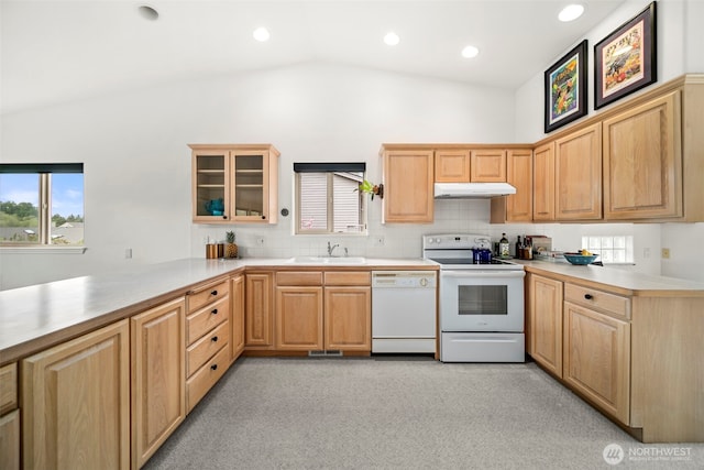 351 19th St NE Unit 10, East Wenatchee, WA 98802 - kitchen with a peninsula, white appliances, under cabinet range hood, a sink, and vaulted ceiling