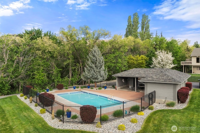 351 19th St NE Unit 10, East Wenatchee, WA 98802 - pool with fence, a patio, and a yard