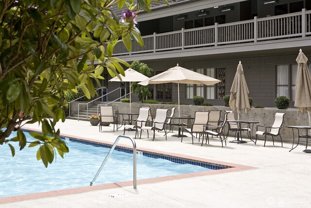 6702 139th Ave NE Unit 742, Redmond, WA 98052 - community pool with a patio area