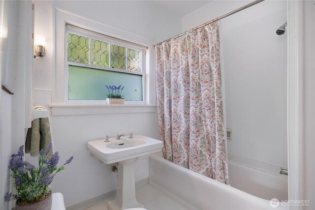 437 NW Pennsylvania Ave, Chehalis, WA 98532 - bathroom with shower / bath combo with shower curtain