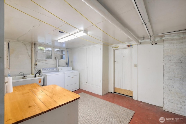 437 NW Pennsylvania Ave, Chehalis, WA 98532 - clothes washing area featuring a sink, laundry area, and washer and dryer