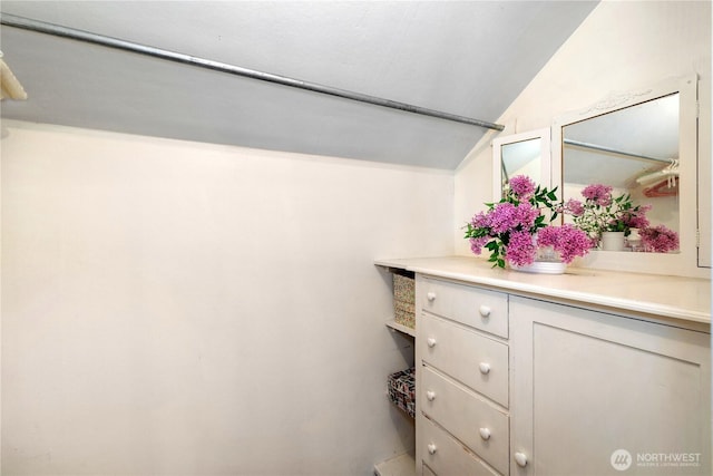 437 NW Pennsylvania Ave, Chehalis, WA 98532 - walk in closet featuring lofted ceiling