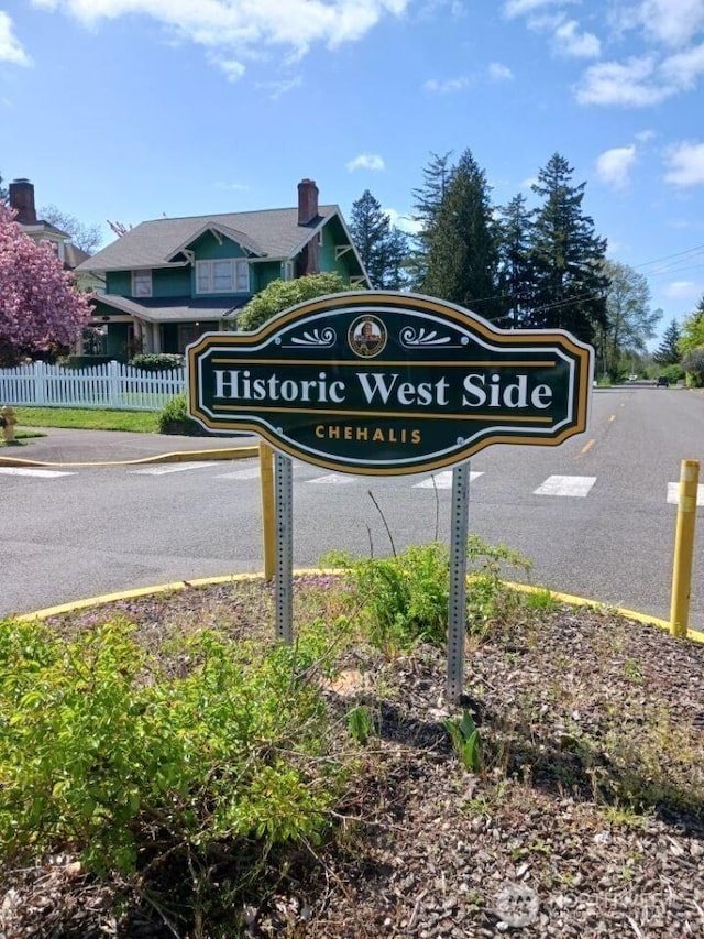 437 NW Pennsylvania Ave, Chehalis, WA 98532 - community sign with fence