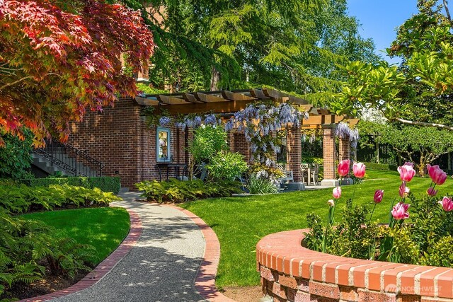 view of property's community featuring a lawn