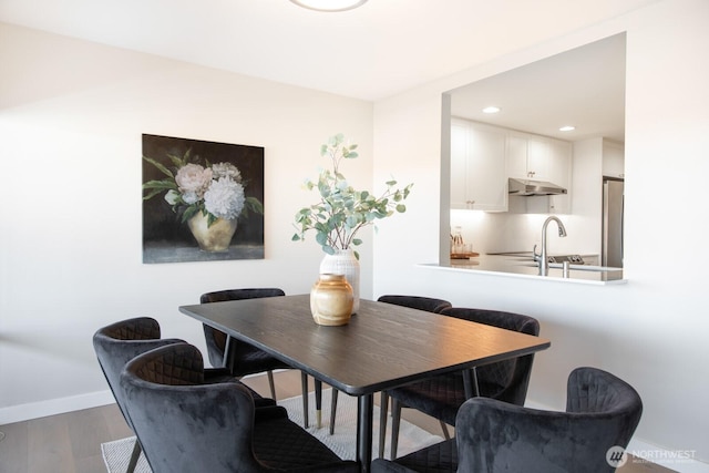 dining area with baseboards, recessed lighting, and dark wood-style flooring