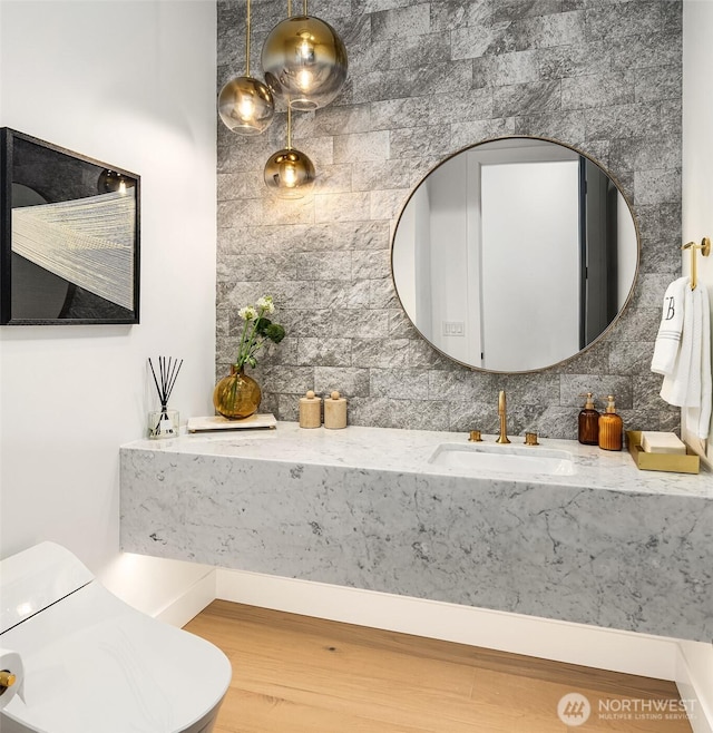 bathroom featuring a sink and tasteful backsplash