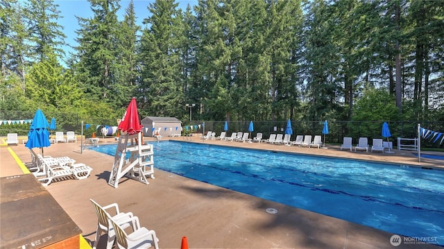 25025 SE Klahanie Blvd Unit L104, Sammamish, WA 98029 - community pool with a patio area and fence