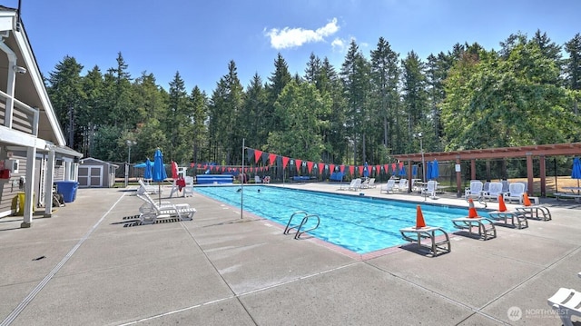 25025 SE Klahanie Blvd Unit L104, Sammamish, WA 98029 - pool with fence, a patio, an outdoor structure, and a shed