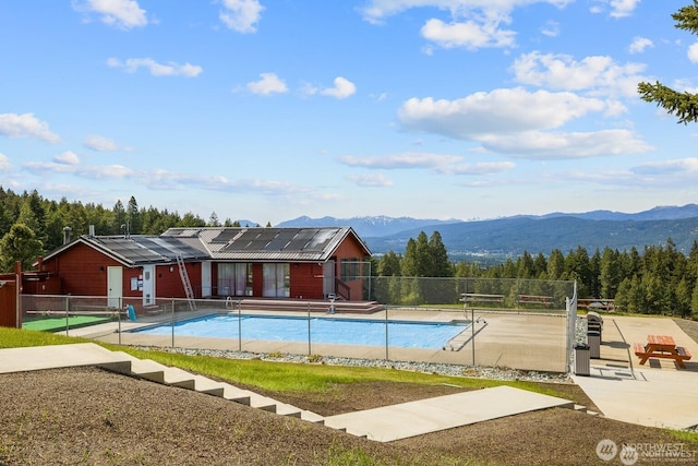 1570 Skull Springs Rd, Cle Elum, WA 98922 - view of pool featuring a mountain view, fence, and a patio area