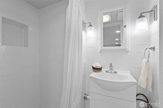 18265 47th Pl NE, Lake Forest Park, WA 98155 - bathroom with a tile shower and vanity
