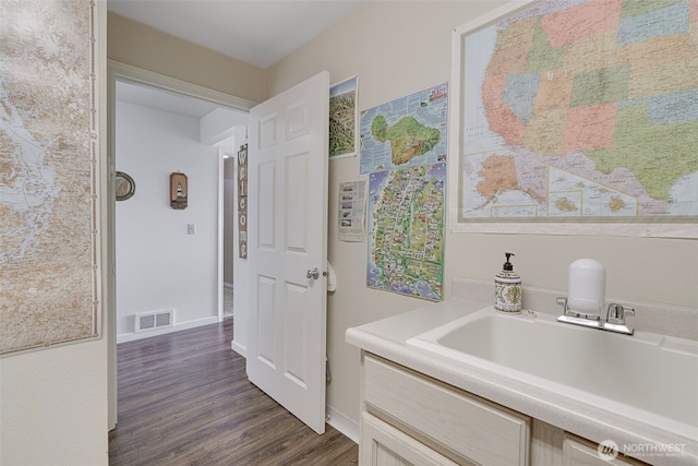 501 Shoreview Dr S Unit 204, Long Beach, WA 98631 - bathroom featuring baseboards, vanity, visible vents, and wood finished floors