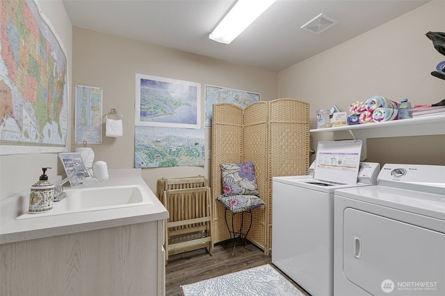 501 Shoreview Dr S Unit 204, Long Beach, WA 98631 - clothes washing area featuring wood finished floors, a sink, laundry area, visible vents, and independent washer and dryer