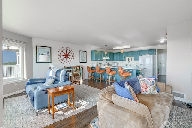 501 Shoreview Dr S Unit 204, Long Beach, WA 98631 - living room featuring baseboards, visible vents, and dark wood finished floors