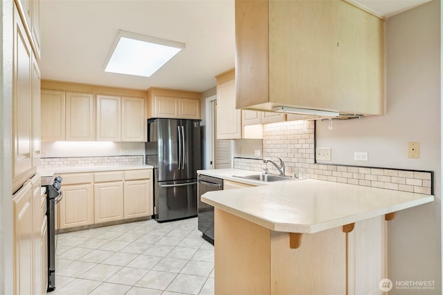 2506 SE Baypoint Dr Unit L45, Vancouver, WA 98683 - kitchen with a sink, appliances with stainless steel finishes, backsplash, and a peninsula