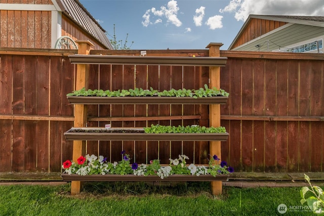 1630 Aaron Dr, Lynden, WA 98264 - exterior view of fence