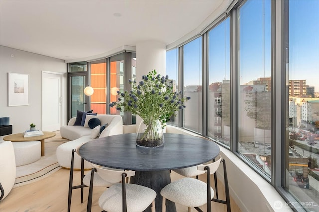 2510 6th Ave Unit 602, Seattle, WA 98121 - view of sunroom / solarium