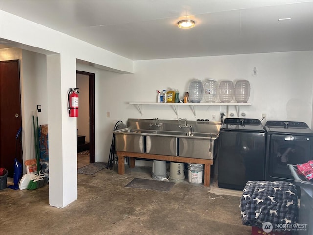 1017 Ballentine St, Raymond, WA 98577 - laundry room featuring independent washer and dryer