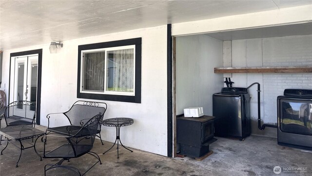 1017 Ballentine St, Raymond, WA 98577 - view of patio with washer / clothes dryer