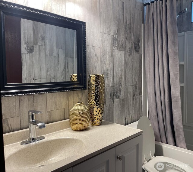 1017 Ballentine St, Raymond, WA 98577 - bathroom featuring toilet, tasteful backsplash, shower / bath combo, and vanity