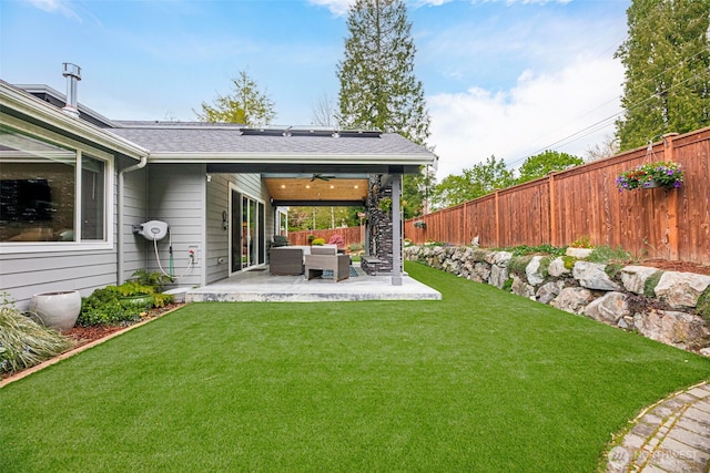 view of yard with outdoor lounge area, a patio area, a ceiling fan, and a fenced backyard