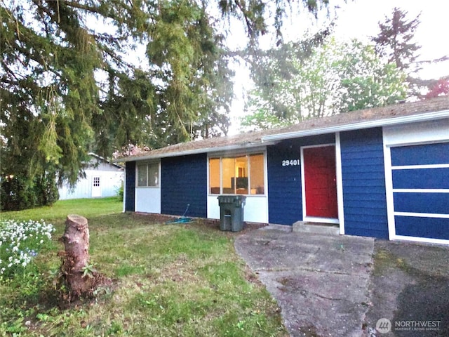 ranch-style home with a front yard