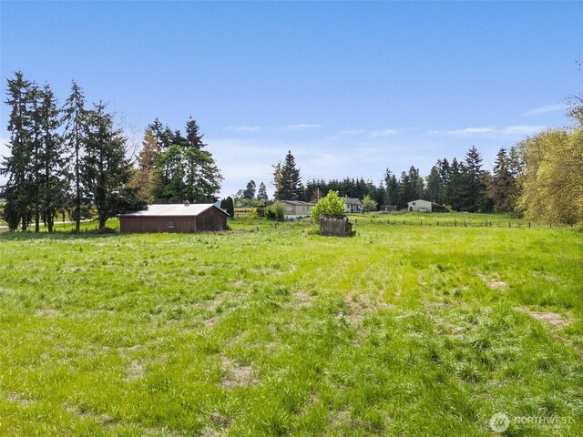 view of yard featuring a rural view