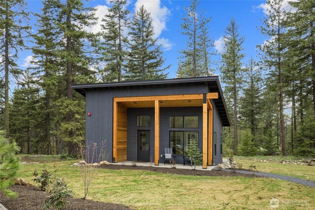 view of outdoor structure featuring an outbuilding