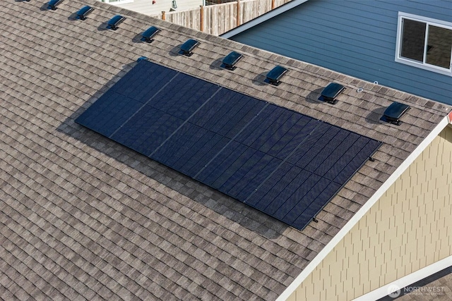details featuring roof with shingles