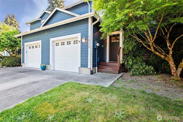 view of front of home featuring driveway and a front lawn