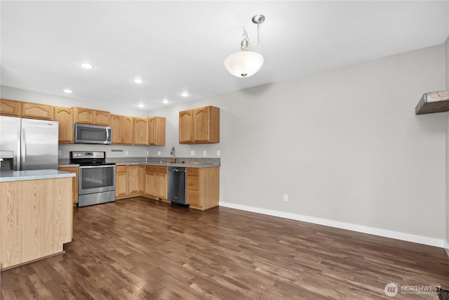 kitchen with stainless steel appliances, baseboards, a sink, dark wood-style flooring, and recessed lighting