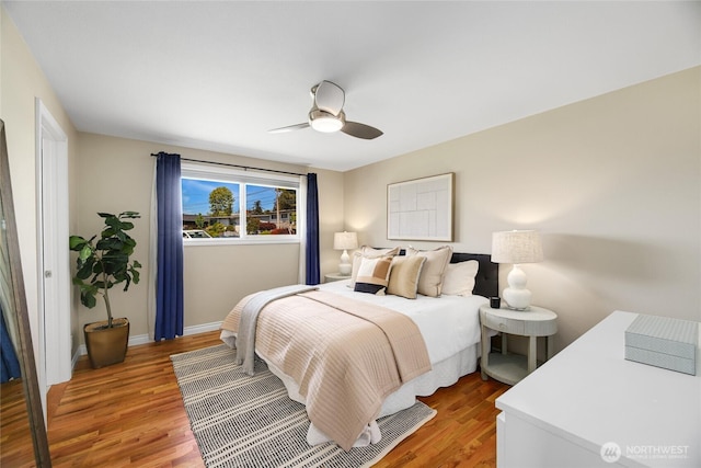 bedroom featuring light wood-style floors, baseboards, and ceiling fan