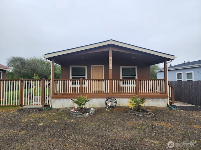 view of front facade with fence and covered porch