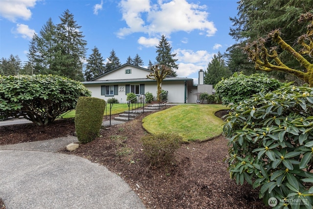 view of front of home featuring a front lawn