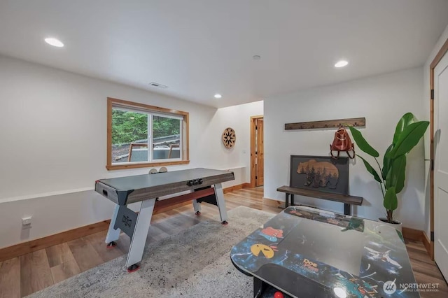 41 Hawkeye, Ronald, WA 98940 - playroom with baseboards, visible vents, recessed lighting, and wood finished floors