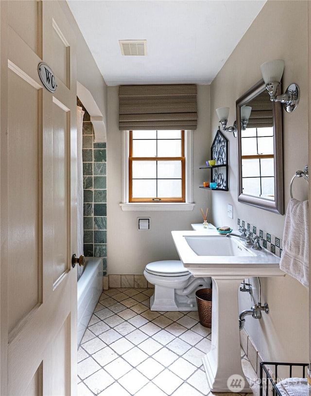 8314 Island Dr S, Seattle, WA 98118 - full bath featuring visible vents, tile patterned flooring, toilet, baseboards, and washtub / shower combination