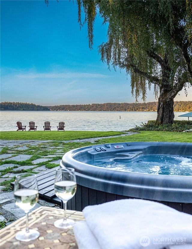 8314 Island Dr S, Seattle, WA 98118 - view of swimming pool featuring a hot tub and a water view