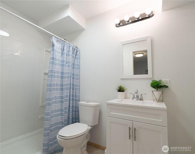 bathroom with toilet, a shower with curtain, and vanity