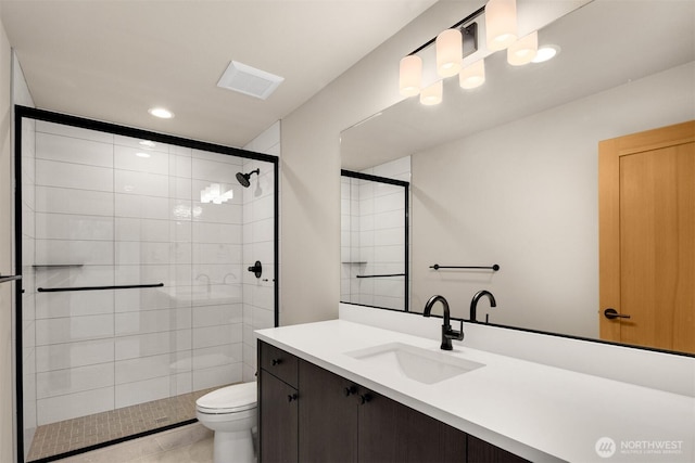 full bath featuring visible vents, vanity, toilet, recessed lighting, and tiled shower
