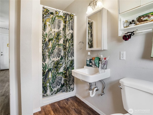 full bath featuring wood finished floors, toilet, baseboards, a shower with curtain, and a sink