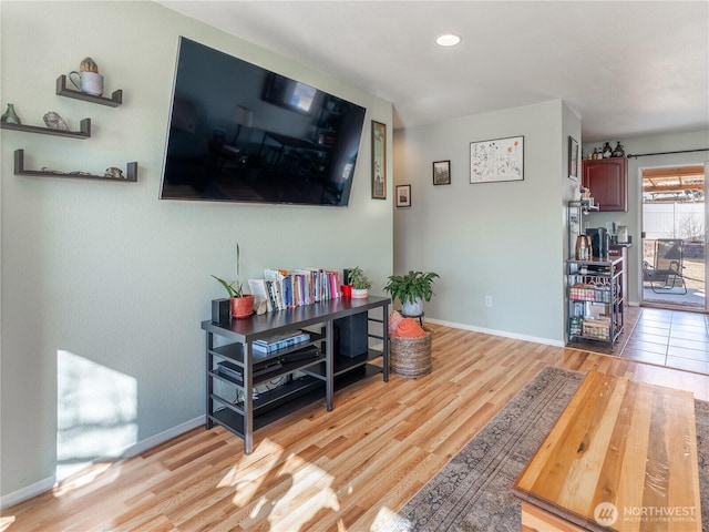 living room featuring light wood-style floors, recessed lighting, and baseboards