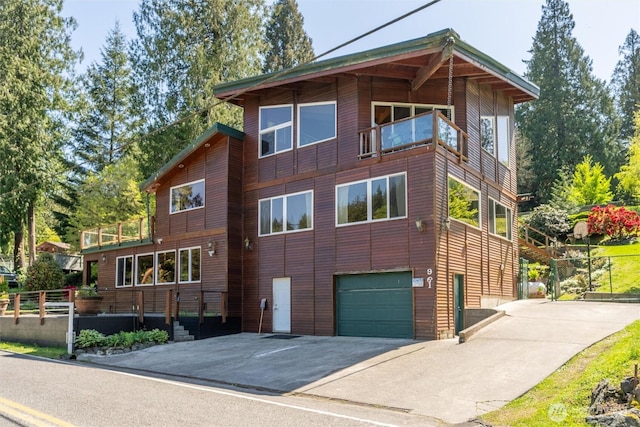 view of front of home featuring aphalt driveway and an attached garage