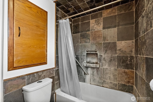 full bathroom featuring shower / tub combo with curtain and toilet